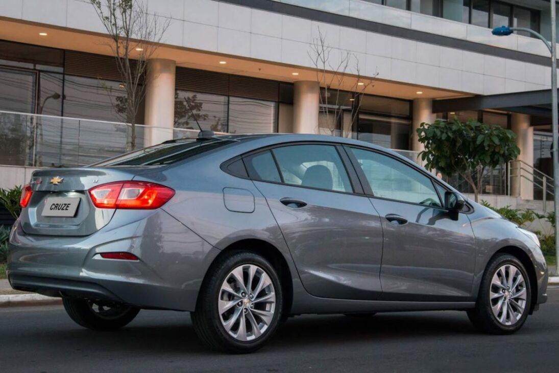 Na busca por um sedan médio de 2018, o mercado de usados parece se resumir a uma escolha: a confiabilidade do Toyota Corolla ou as propostas de seus concorrentes. No entanto, o Chevrolet Cruze LT 1.4 Turbo se apresenta como um desafiante de peso, oferecendo mais desempenho, tecnologia e um pacote de segurança robusto por um preço similar na casa dos R$ 80 mil.