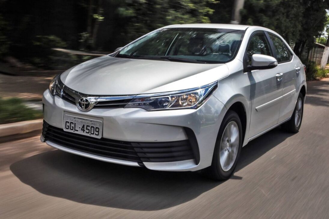 Em 2019, o mercado automotivo brasileiro se despediu de um ícone sem muito alarde. O Toyota Corolla GLi com câmbio de 6 marchas saiu de linha, encerrando um capítulo na história do sedan mais vendido do mundo. O que parecia ser apenas o fim de uma versão de entrada, com o tempo se revelou o nascimento de um "órfão cobiçado", um carro que hoje é um verdadeiro achado no mercado de seminovos.