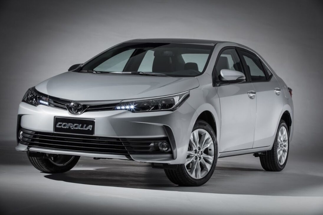 Em 2019, o mercado automotivo brasileiro se despediu de um ícone sem muito alarde. O Toyota Corolla GLi com câmbio de 6 marchas saiu de linha, encerrando um capítulo na história do sedan mais vendido do mundo. O que parecia ser apenas o fim de uma versão de entrada, com o tempo se revelou o nascimento de um "órfão cobiçado", um carro que hoje é um verdadeiro achado no mercado de seminovos.
