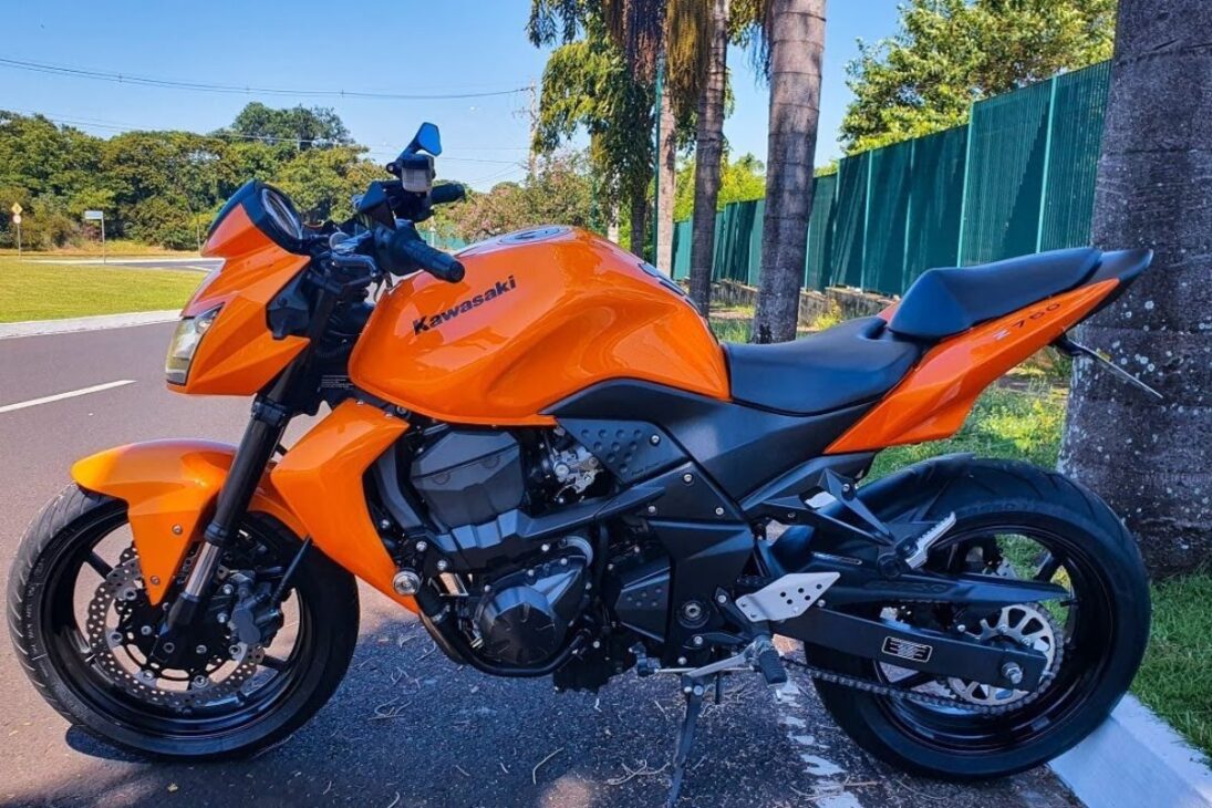 Mesmo mais de uma década após sua descontinuação, a Kawasaki Z750 continua a ser um dos nomes mais reverenciados no motociclismo brasileiro. Lançada no país em 2010, ela se tornou um fenômeno de vendas e um verdadeiro "sonho de consumo", mas teve sua produção encerrada em 2012 para dar lugar a modelos mais modernos.