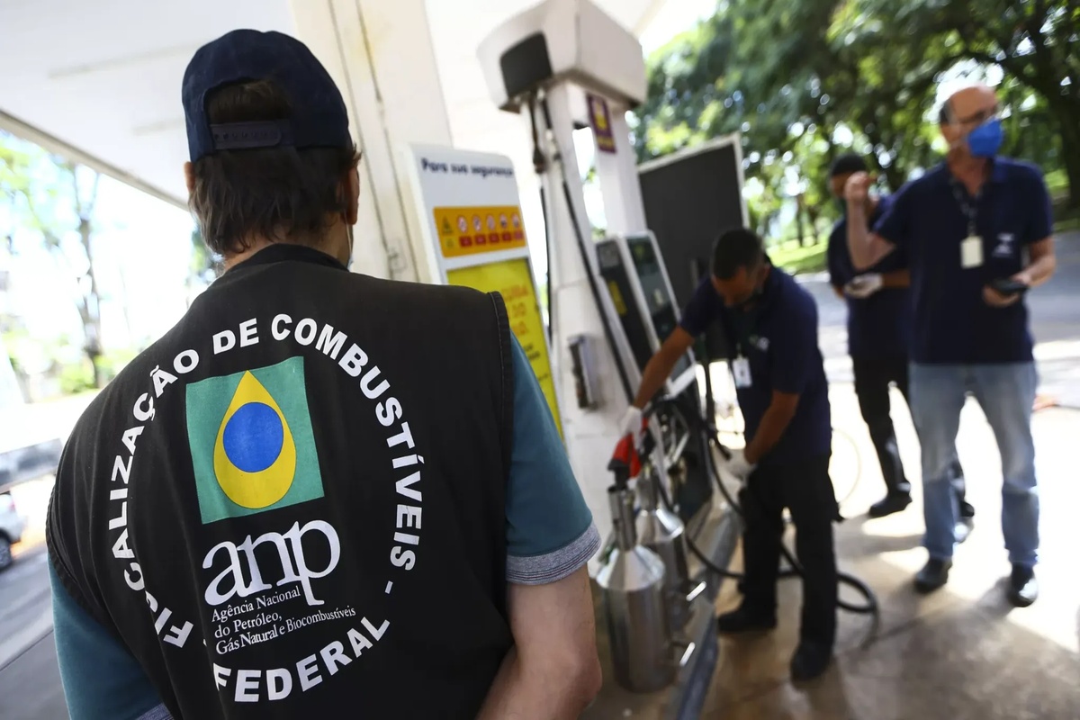 Fiscalização da ANP em posto de combustíveis no DF