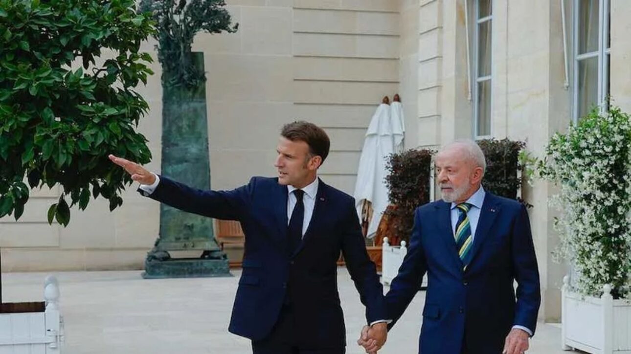 Lula de mão dada com o presidente da França, Emmanuel Macron. (Imagem: reprodução: redes sociais) 