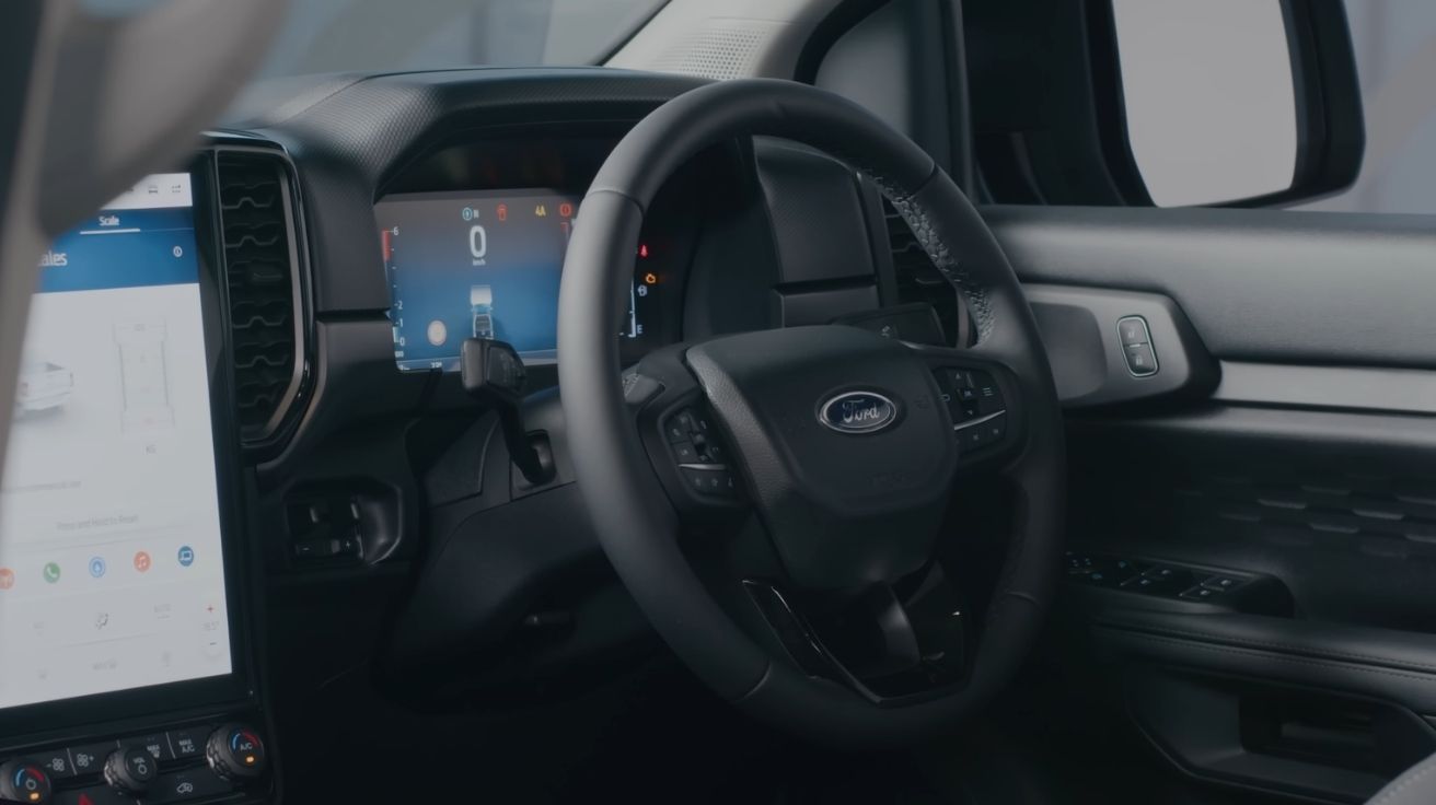 Nova Ford Ranger Super Duty é tão extrema que só um robô conseguiu testá-la. Picape chega com 4.500 kg de reboque e robustez inédita.