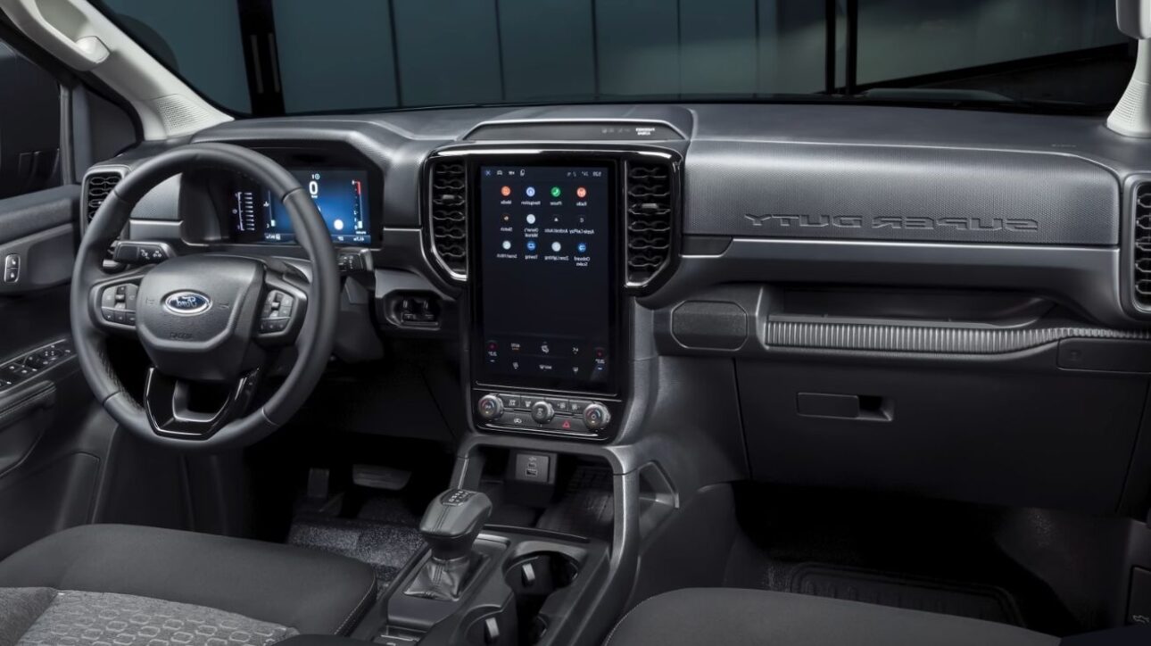 Nova Ford Ranger Super Duty é tão extrema que só um robô conseguiu testá-la. Picape chega com 4.500 kg de reboque e robustez inédita.