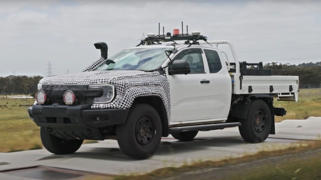 Nova Ford Ranger Super Duty é tão extrema que só um robô conseguiu testá-la. Picape chega com 4.500 kg de reboque e robustez inédita.