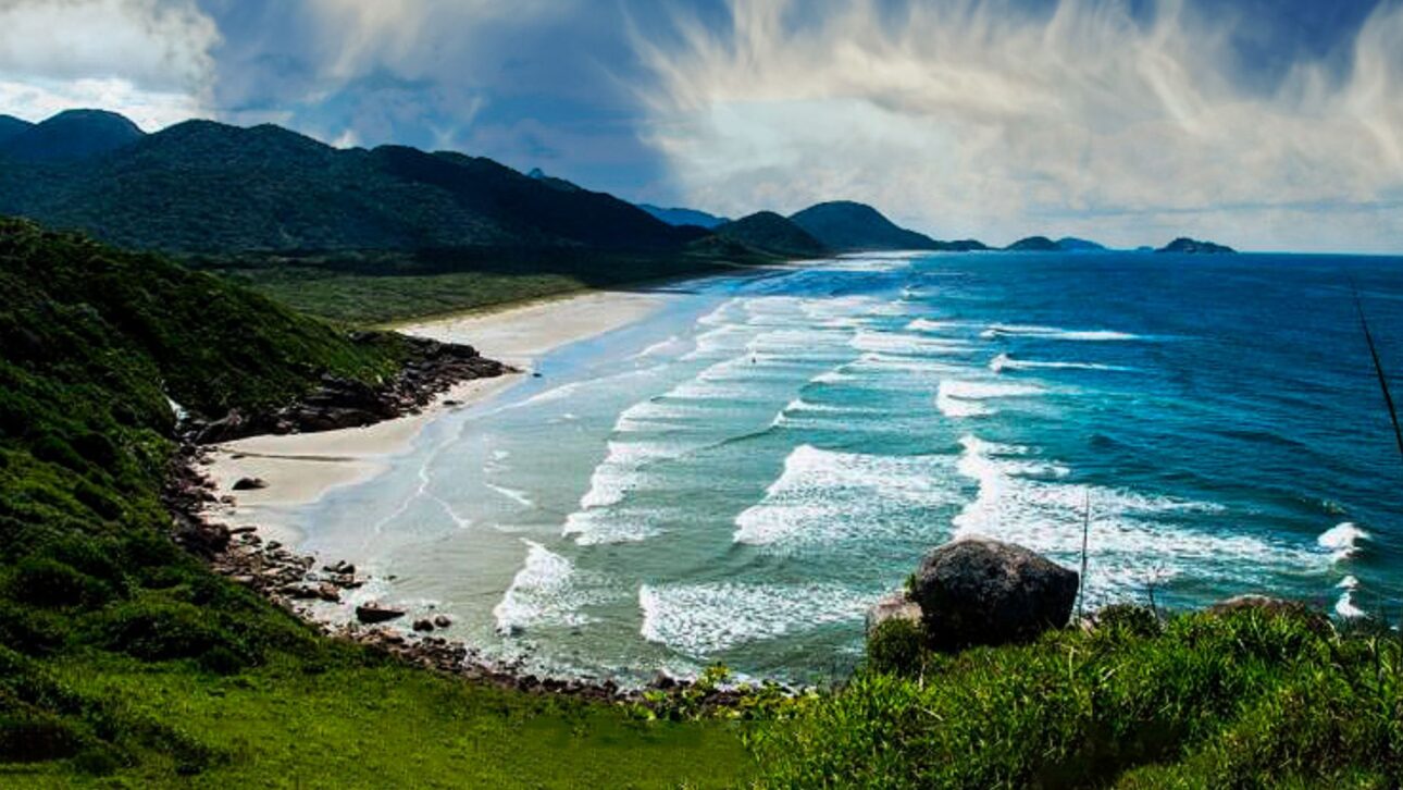 Ilha do Cardoso, no litoral de SP, oferece trilhas, praias preservadas e exclusividade, sendo refúgio de turismo sustentável e natureza protegida. (Imagem: divulgação/ Prefeitura Municipal da Estância de Cananéia)