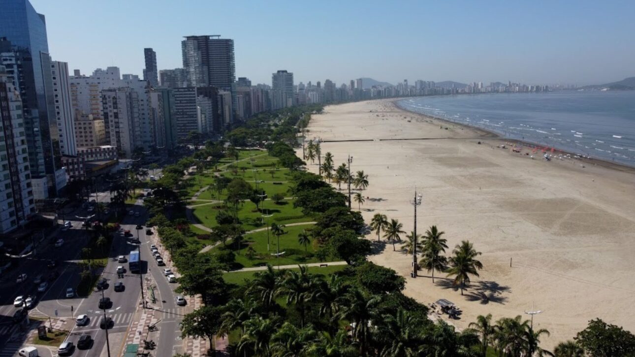 Conheça o maior jardim de praia do planeta em Santos: área verde recordista, paisagismo e 1.746 árvores em plena orla paulista. Descubra mais. (Imagem: arquivo/PMS)