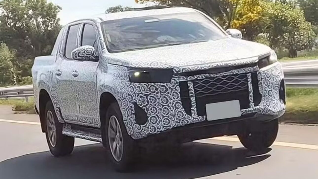 Nova Toyota Hilux estreia em 2025 com visual inspirado na S10, versão híbrida, interior refinado e tecnologia inédita entre picapes médias. (Imagem: kurdistan_automotive_blog)