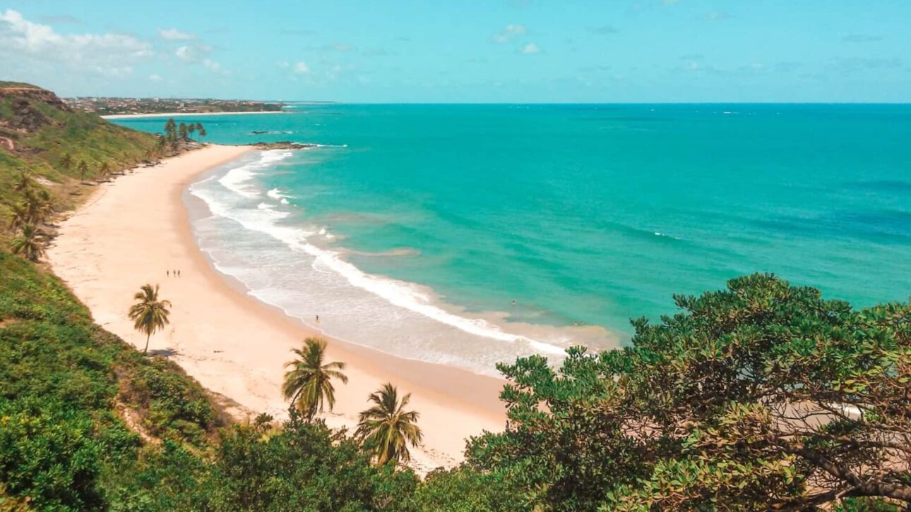 Descubra por que a Paraíba se tornou o novo destino de aposentados e nômades digitais no Brasil, com praias, clima e custo de vida baixo.