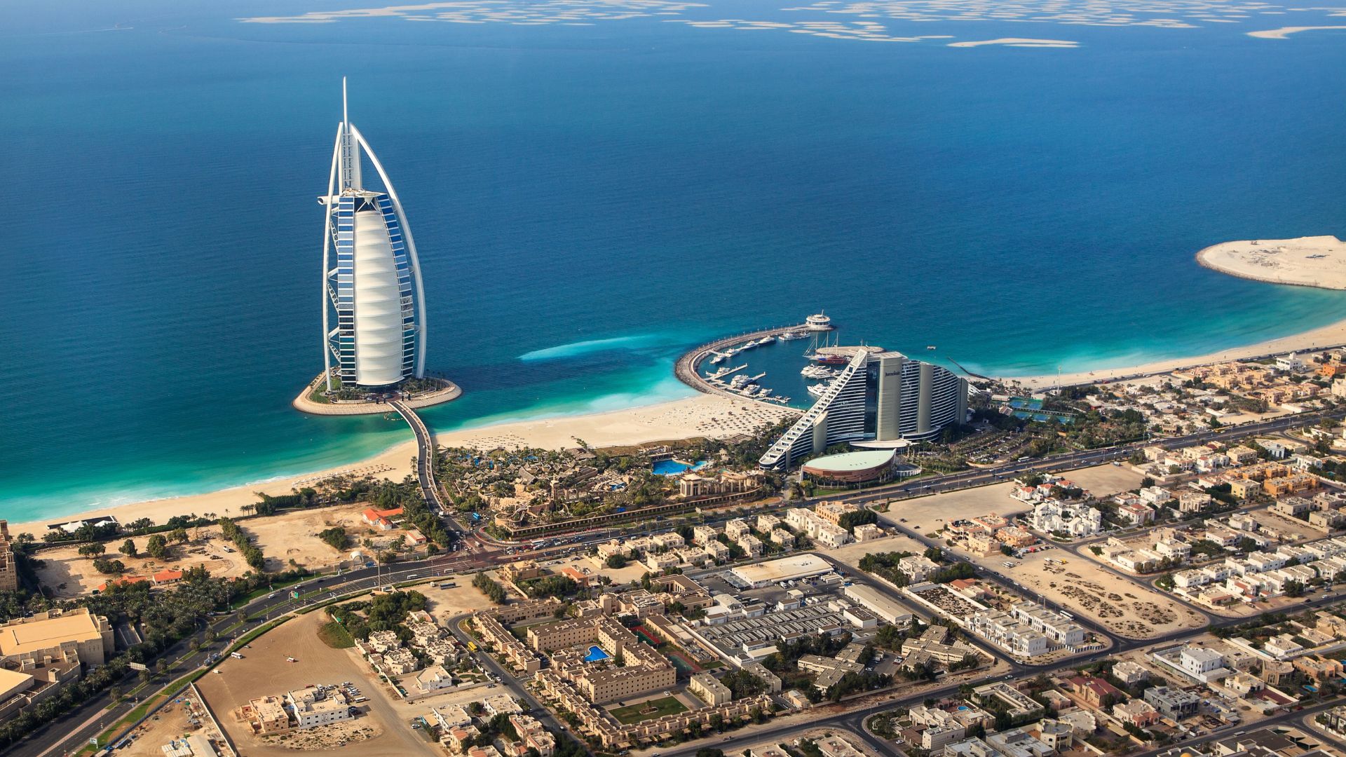 Dubai atrai número recorde de milionários em 2025 e faz valor do metro quadrado atingir nível histórico na Palm Jumeirah. Veja os impactos.