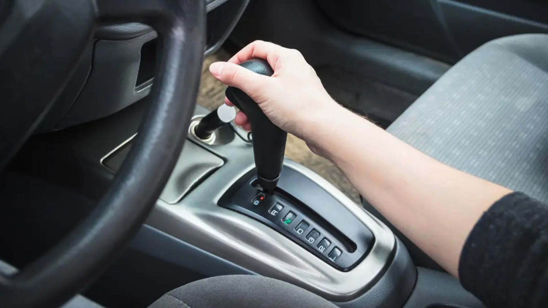 Errar na hora de desligar o carro automático pode sair caro. Veja o passo a passo correto e salve seu câmbio de prejuízos ocultos!