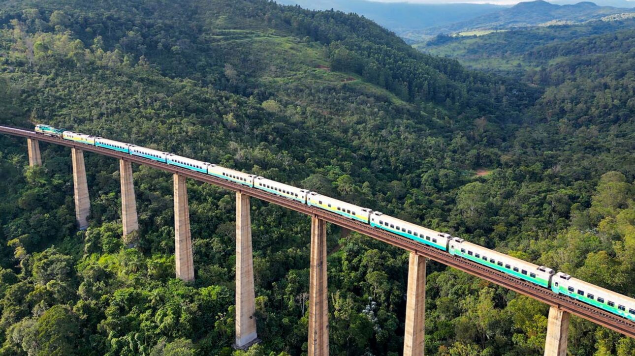 Conheça o maior passeio de trem do Brasil, ligando Pará e Maranhão em 16 horas, com conforto, paisagens únicas e tarifas acessíveis.
