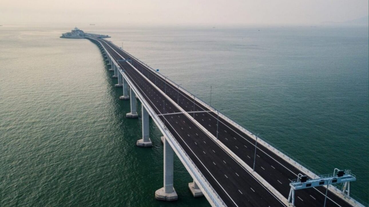 A ponte mais longa do mundo une tecnologia e economia, supera distâncias brasileiras e gera milhares de empregos em obra monumental na China.