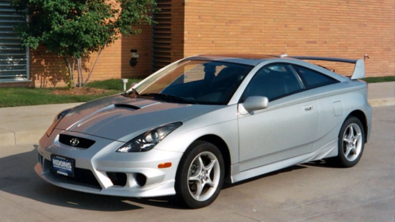 Toyota reviverá o lendário Celica com motor a gasolina de 300 cv até 2027, misturando tradição e potência em pleno avanço elétrico.