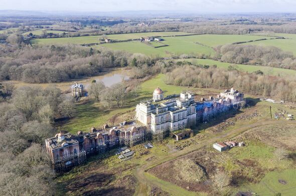 Magnata russo abandonou um castelo de US$ 40 milhões inacabado no Reino Unido por quase 40 anos