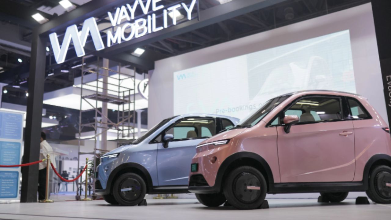 Com visual moderno e compacto, o design do Vayve Eva se destaca pela barra de luz em LED e pelo teto com painel solar integrado. Imagem: Vayve Mobility