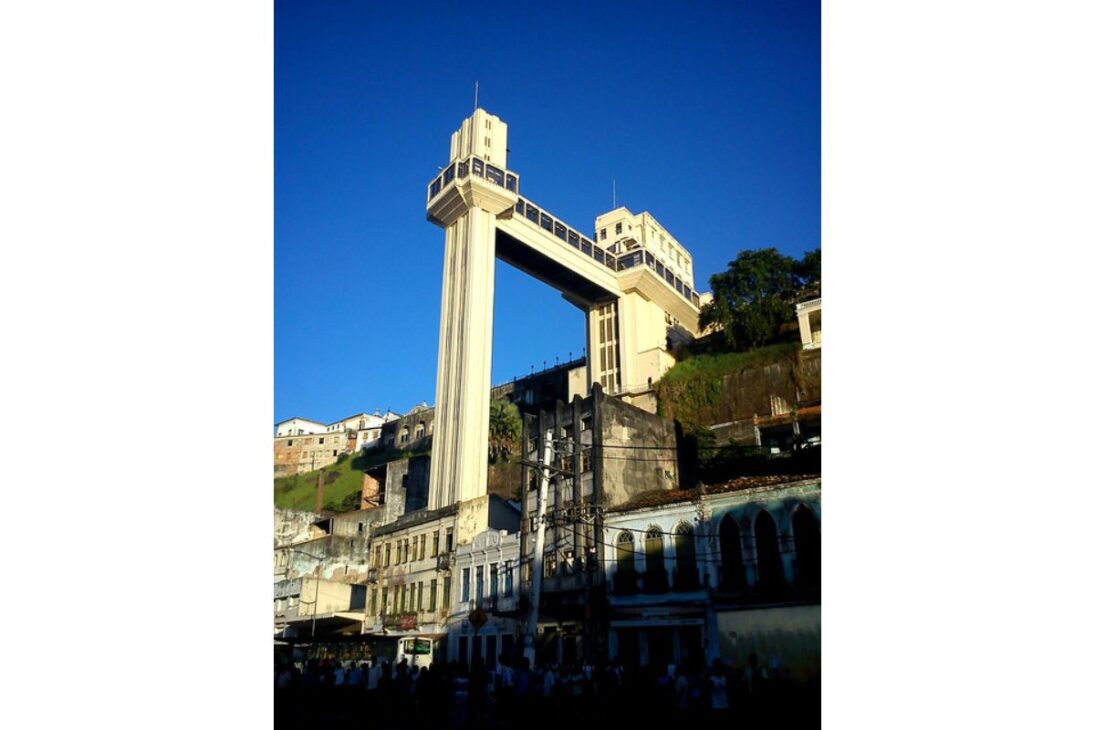O Elevador Lacerda em Salvador de 72 metros é o transporte público e o primeiro elevador urbano do mundo