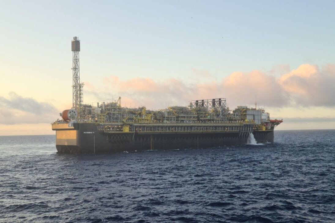 O FPSO P-67, no Campo de Tupi, cujo primeiro carregamento de 1 milhão de barris foi todo para o mercado chinês