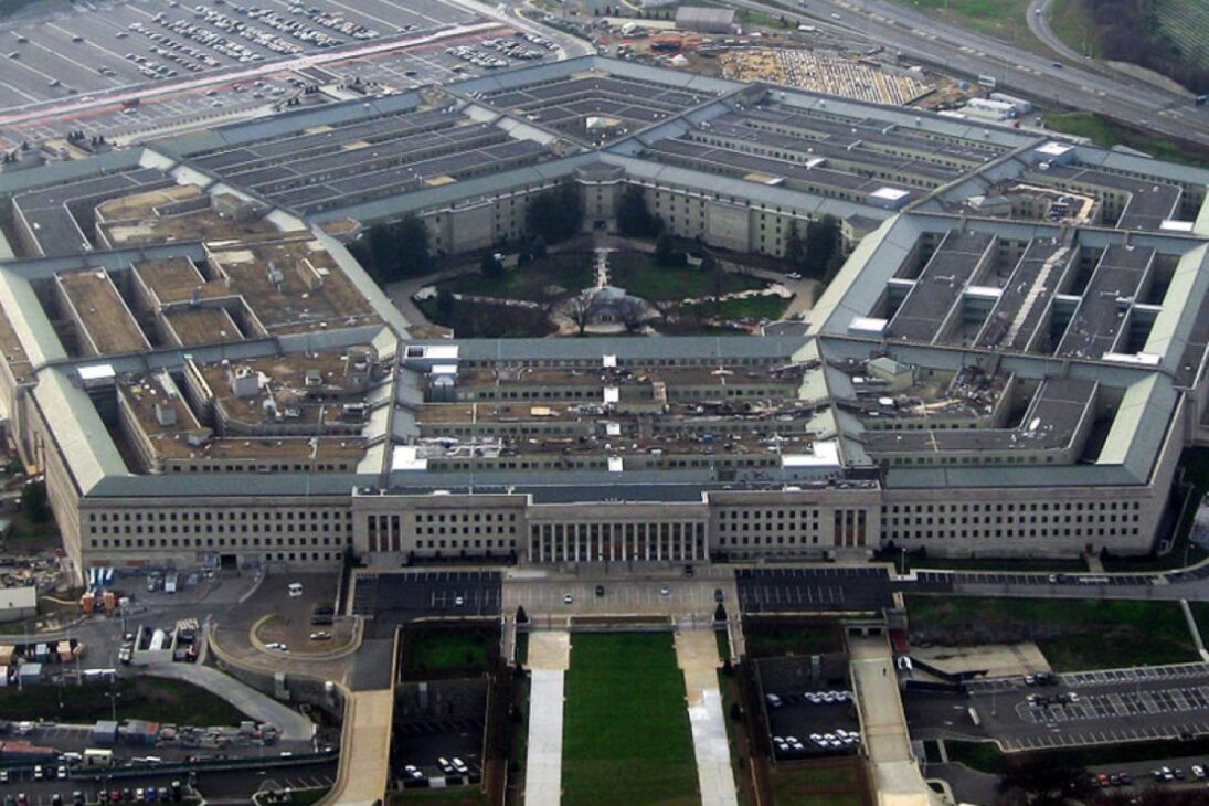 O Pentágono é um dos edifícios mais reconhecidos do mundo, um símbolo do poder militar dos Estados Unidos. Muitos acreditam que ele é o maior prédio de escritórios do planeta, reservado para atividades de inteligência e espionagem. No entanto, a realidade por trás de suas cinco faces é mais complexa e cheia de detalhes surpreendentes.