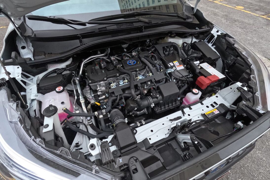 O Toyota Corolla Cross é um verdadeiro fenômeno de vendas no Brasil. Em 2023, ele praticamente empatou em vendas com seu irmão sedã e, no primeiro trimestre de 2024, assumiu a liderança no segmento de SUVs médios. No entanto, o sucesso do SUV híbrido sempre foi acompanhado por críticas a detalhes do projeto que pareciam não combinar com a reputação da Toyota.