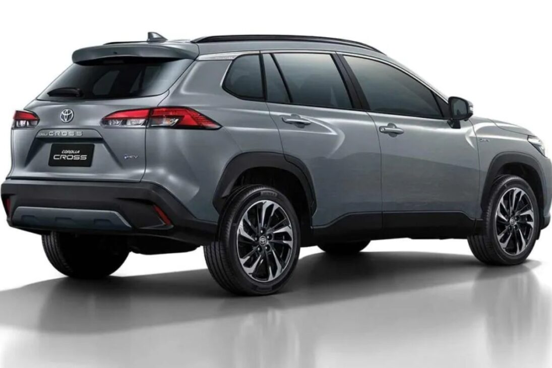 O interior do Corolla Cross 2025 também foi atualizado. O destaque é o novo painel de instrumentos totalmente digital e configurável, que substituiu o antigo conjunto, considerado simples demais. A central multimídia tem tela de 8 polegadas e espelhamento sem fio para Apple CarPlay e Android Auto.