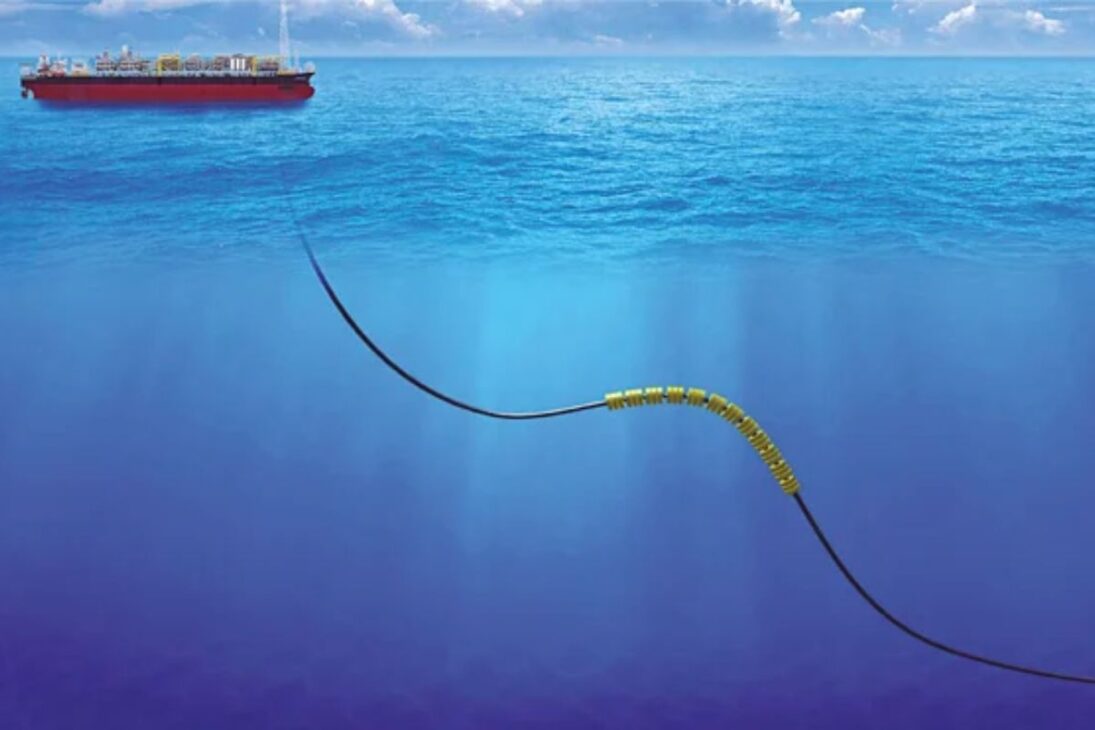 A genialidade do riser flexível está em sua construção. Ele não é um tubo único, mas uma estrutura compósita com múltiplas camadas independentes que deslizam umas sobre as outras, garantindo flexibilidade e resistência. As principais camadas são: