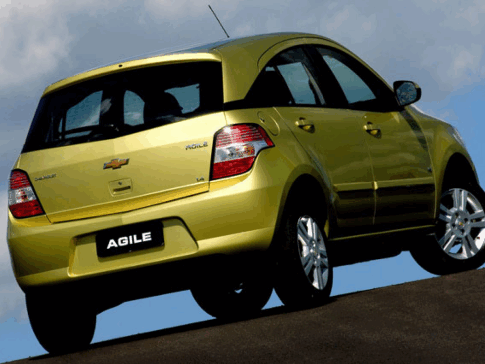 O carro com farol de Corsa que foi odiado pelo design e hoje é uma opção de usado barato e espaçoso