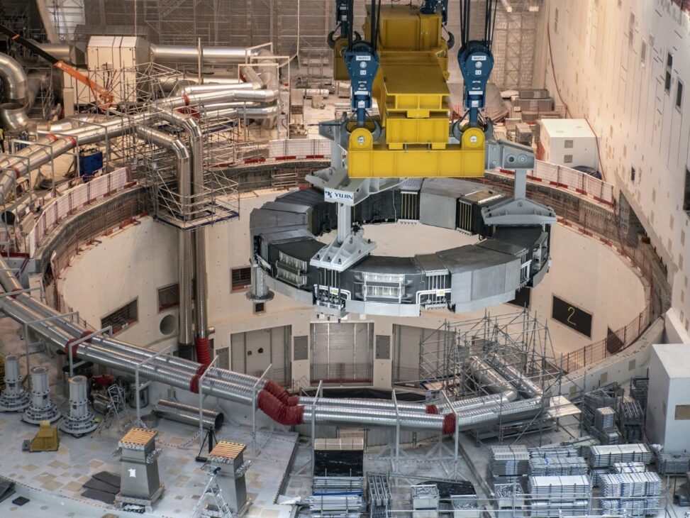 O coração do reator de fusão nuclear, o tokamak, que usa um campo magnético 280.000 vezes mais forte que o da terra para conter um plasma a 150 milhões de graus Celsius