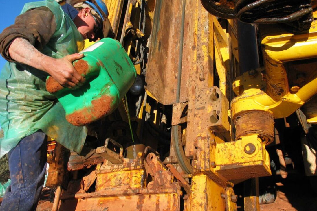 O fluido de perfuração que custa milhões de dólares por poço e pesa mais que concreto para evitar um desastre em águas profundas