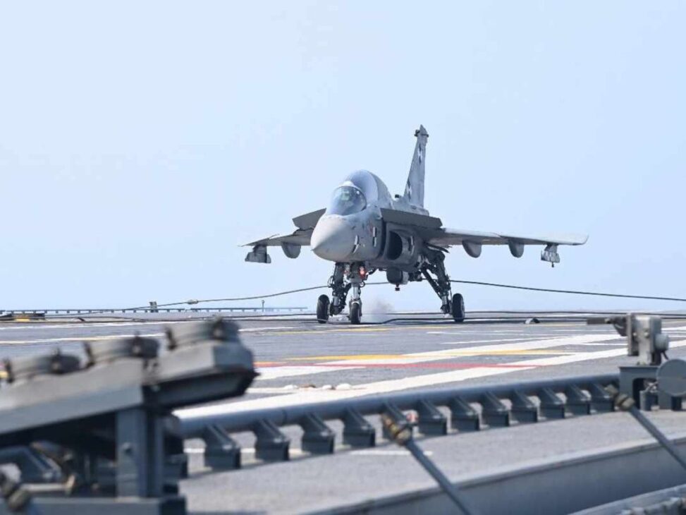 O gancho de pouso de um Caça Naval, que precisa pescar um cabo de aço em um porta-aviões a 240 km/h em menos de 2 segundos