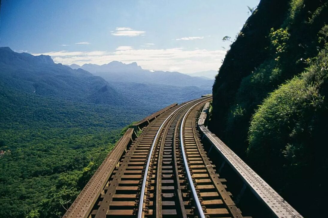 O grande passeio de trem no Brasil tem 4 horas, corta a Serra do Mar Paranaense, liga o planalto ao litoral e se consolida como uma viagem pela história e pela Mata Atlântica