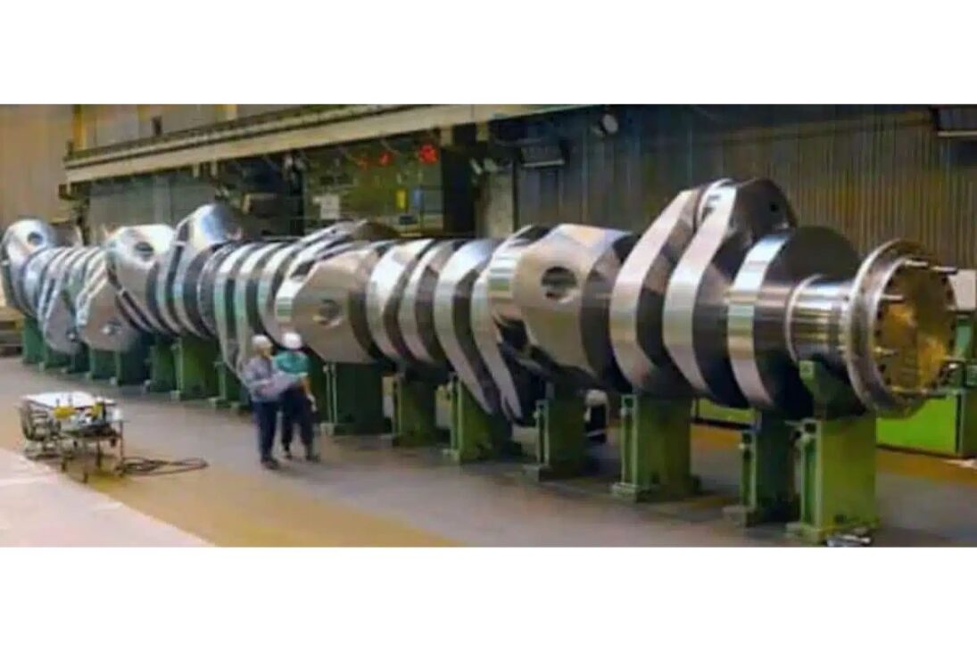 No mundo da engenharia mecânica, poucas criações são tão impressionantes quanto o motor de navio Wärtsilä RT-flex96C. Este gigante de duas mil toneladas é capaz de gerar a potência de aproximadamente 1.100 carros populares juntos. Seus componentes são tão massivos que um único pistão pesa 5,5 toneladas, mais do que muitos carros inteiros.