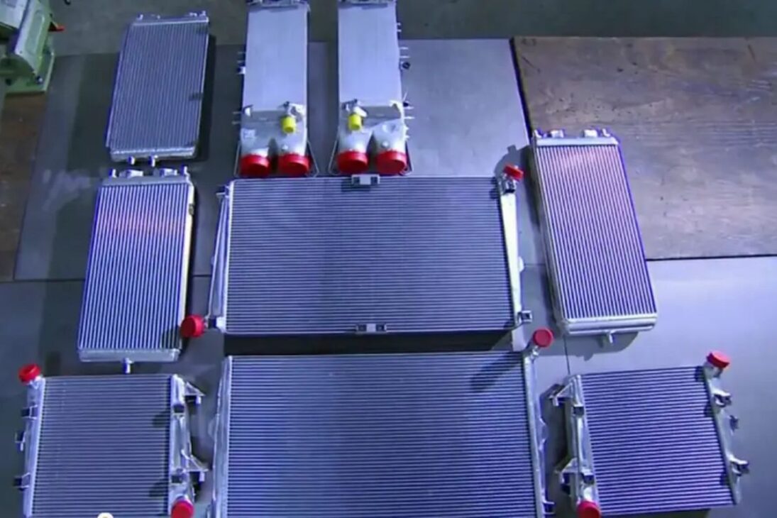 A solução da Bugatti foi criar um complexo sistema com 10 radiadores. Essa rede não é um exagero, mas uma necessidade física. Ela é composta por: