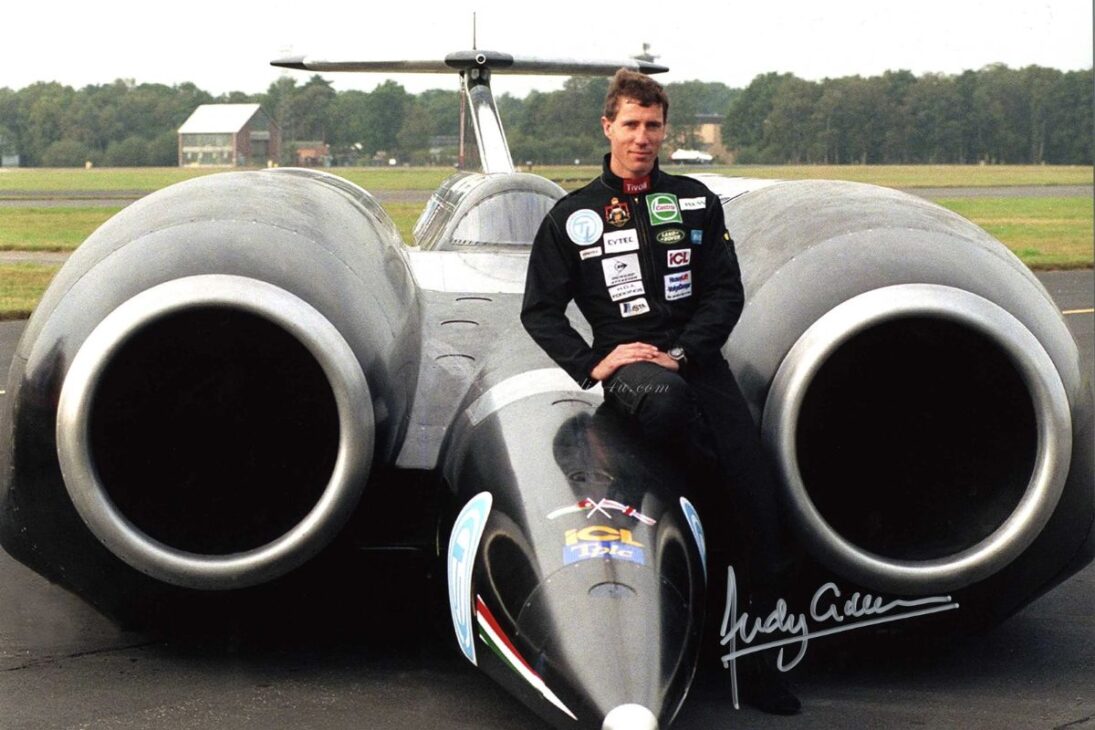 O motor do carro que quebrou a barreira do som, com dois turbojatos de caça e 110.000 cavalos, que queimava 18 litros de querosene por segundo