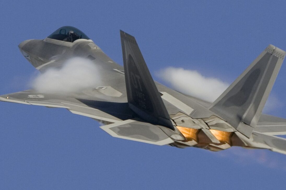 O motor do caça F-22 Raptor, com 35.000 lbf de empuxo e tubeiras vetoriais, que se movem a 20 graus para permitir manobras que desafiam a gravidade