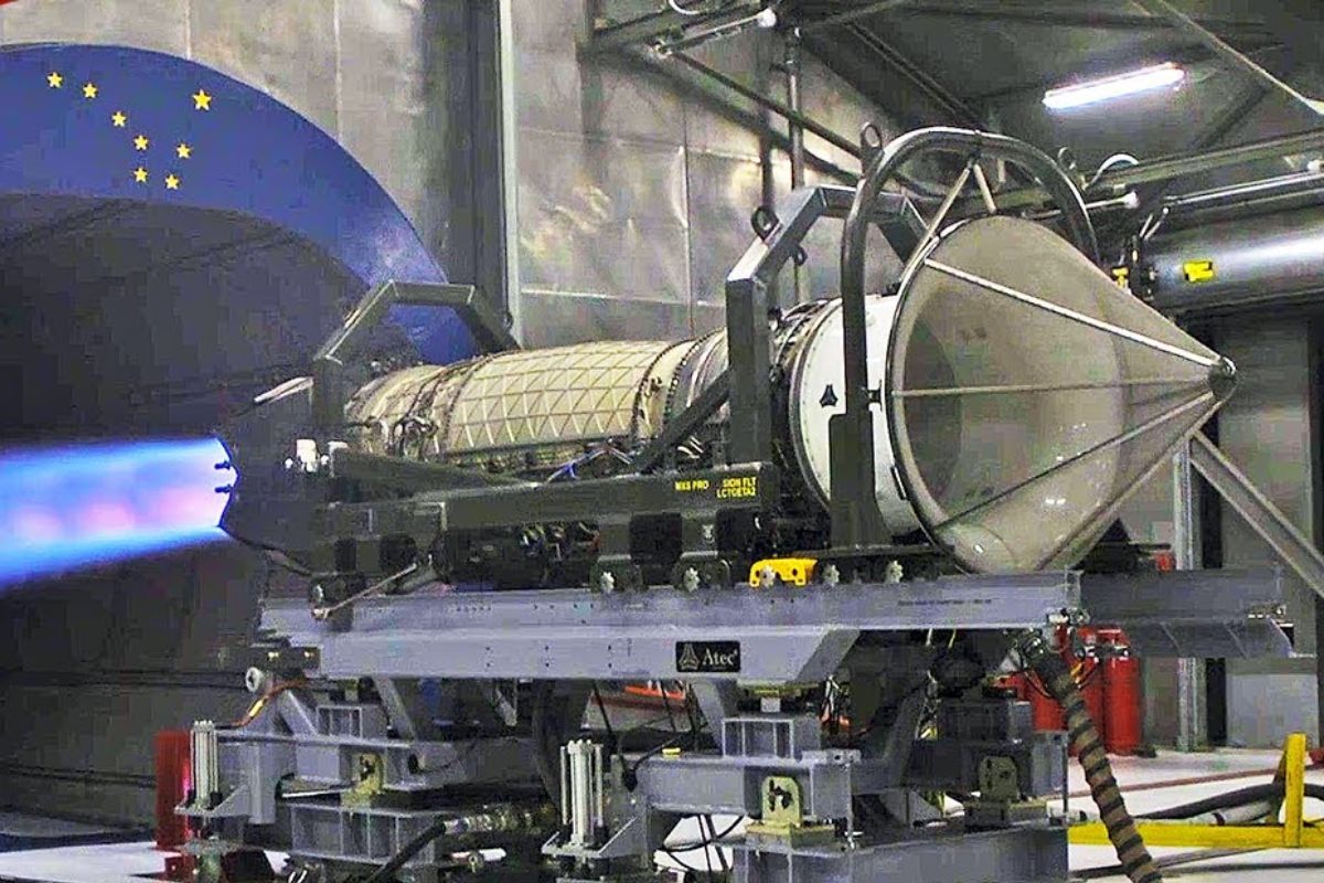 O motor do caça F-22 Raptor, com tubeiras de empuxo vetorial, que direciona o jato de fogo para permitir manobras que desafiam a gravidade