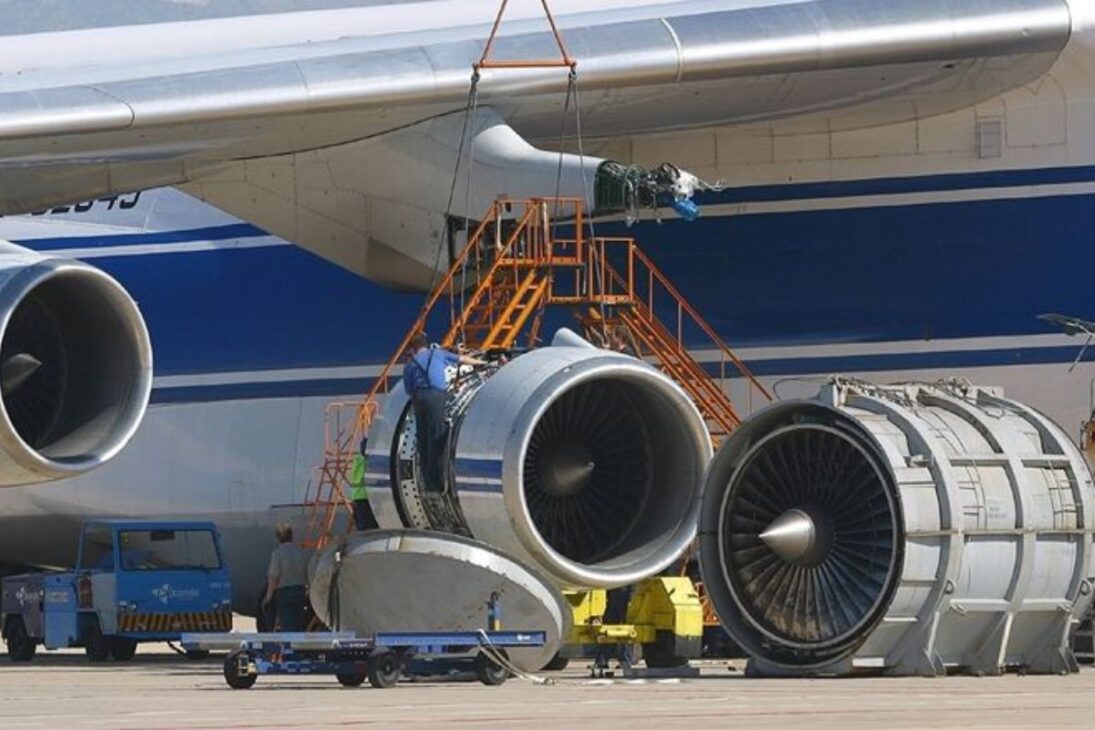 O Antonov An-225 Mriya foi uma lenda dos céus. Mesmo após sua trágica destruição em fevereiro de 2022, o maior avião já construído continua a fascinar entusiastas da aviação. Famoso por suas dimensões colossais, o motor do maior avião de carga do mundo tinha um consumo impressionante, que chegava a 15 toneladas de querosene por hora de voo.