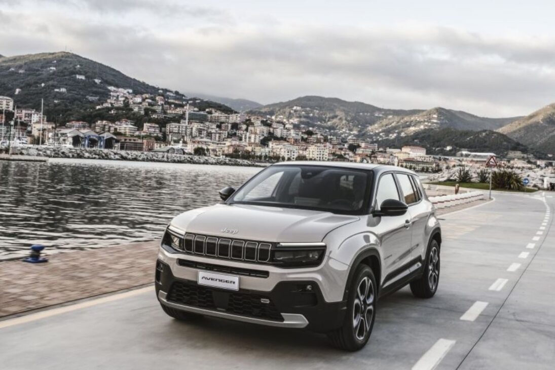 A missão do Avenger é clara: ser a nova porta de entrada da marca, atraindo consumidores que sonham com um Jeep mas não alcançam o preço do Renegade. A projeção de mercado situa o novo SUV da Jeep em uma faixa de preço estimada entre R$ 120.000 e R$ 150.000.