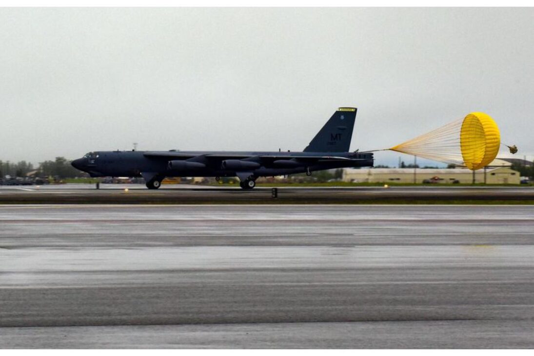 O paraquedas de um bombardeiro B-52, que tem o tamanho de um campo de futebol e é usado para ajudar a frear a aeronave de 83 toneladas no pouso