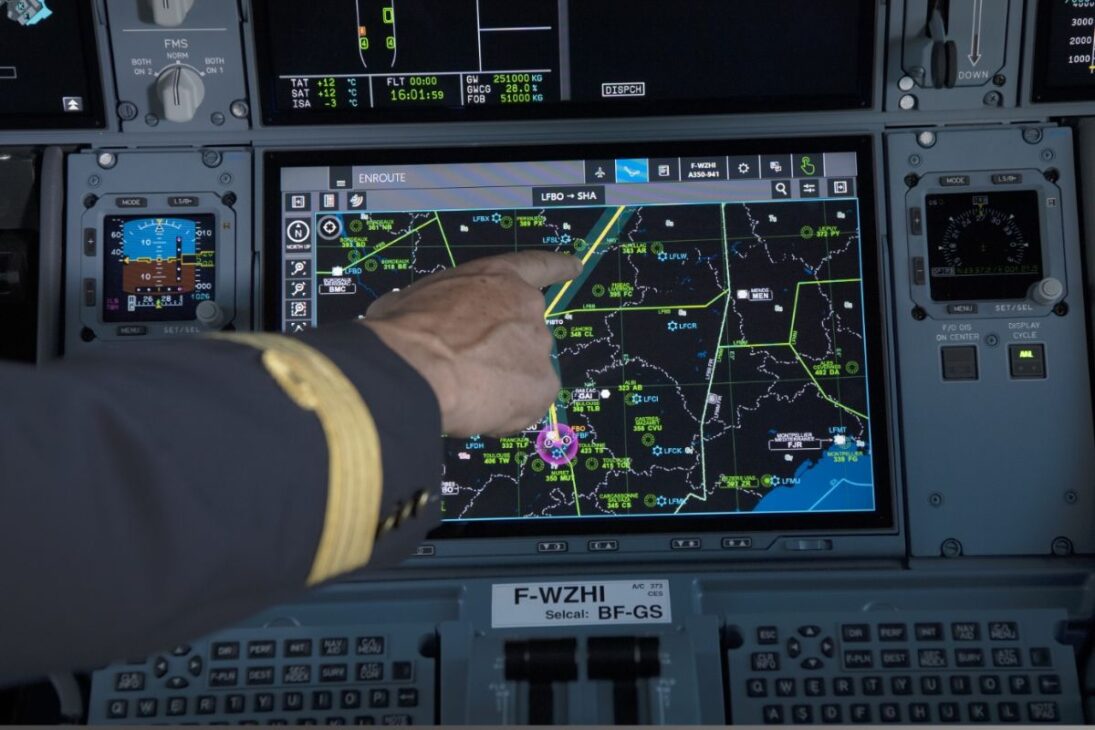 O piloto automático de um avião comercial, que realiza milhões de micro-ajustes por segundo, sendo mais preciso que qualquer piloto humano