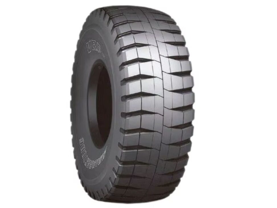 O pneu do maior caminhão de mineração do mundo, que custa R$ 200.000, pesa 5 toneladas e tem 4 metros de altura