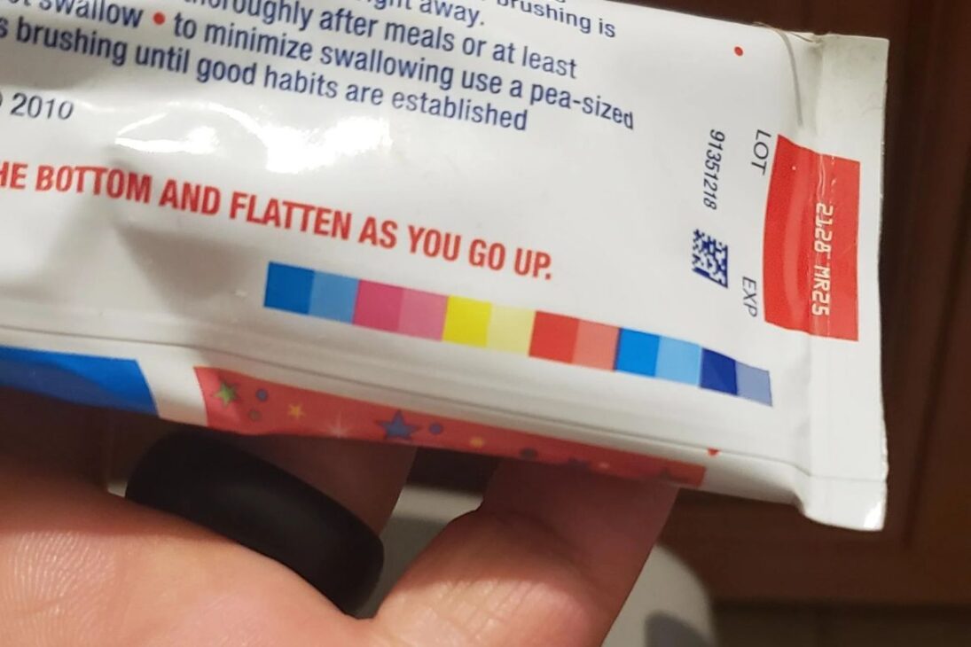 Um mito antigo, mas persistente, voltou a circular com força nas redes sociais, gerando curiosidade e preocupação nos consumidores. Trata-se da teoria de que os pequenos quadrados coloridos na base de toda embalagem de pasta de dente funcionam como um código secreto, revelando se seus ingredientes são "naturais" ou "químicos".