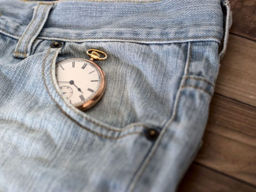 O quinto bolso pequeno da calça jeans não foi feito para moedas, mas para guardar o relógio de bolso dos cowboys