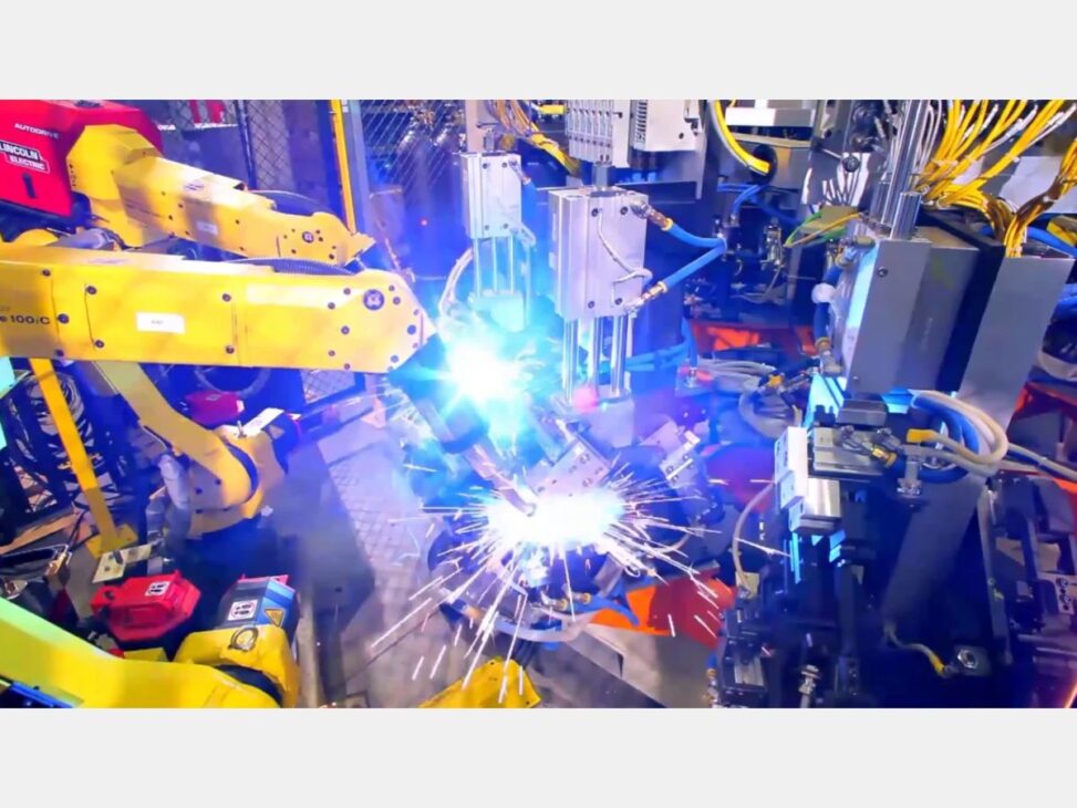 O robô de uma linha de montagem de carros, que realiza 2.000 pontos de solda por carroceria com uma precisão de 0,1 milímetro, 24 horas por dia