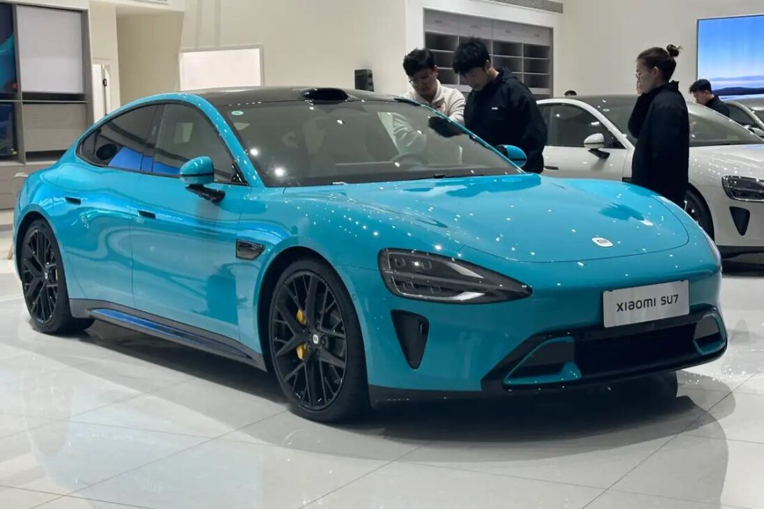O sedã elétrico da Xiaomi com 673 cv, que promete chegar ao Brasil em 2026 para desafiar o BYD Seal 