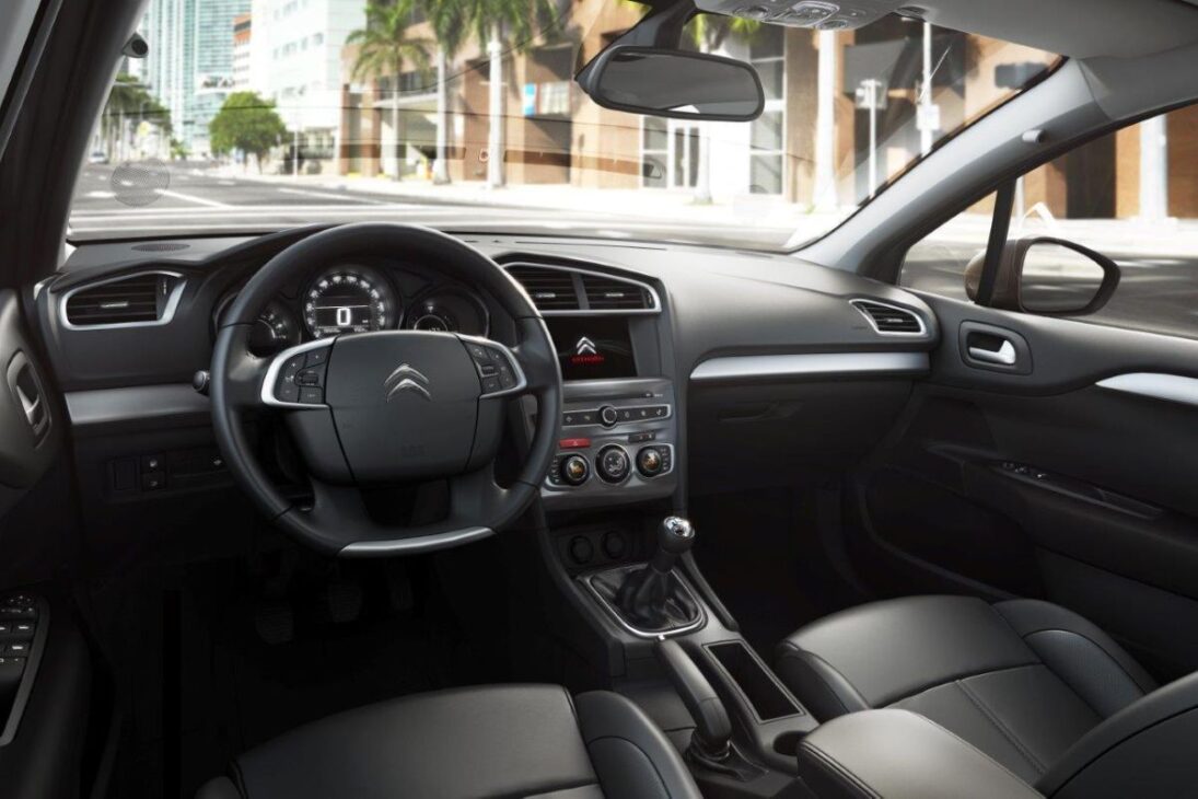 O mercado de carros usados no Brasil apresenta dilemas intrigantes, e poucos são tão atraentes quanto o Citroën C4 Lounge THP 2017. Pelo preço de um compacto popular novo, cerca de R$ 65 mil, é possível levar para casa este sedan francês com motor turbo da BMW, que oferece desempenho, espaço e acabamento de um segmento superior.