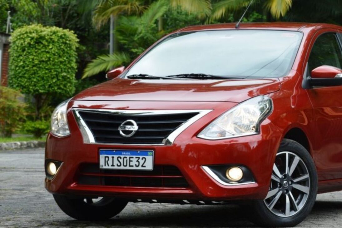 No mercado de carros usados, um modelo em particular se tornou o queridinho dos motoristas de aplicativo e de quem busca o máximo de retorno para cada real investido: o Nissan V-Drive. Este sedan que saiu de linha no final de 2021 é, na verdade, a primeira geração do Versa, que a Nissan manteve em produção com um novo nome e uma missão clara: ser a ferramenta de trabalho definitiva.