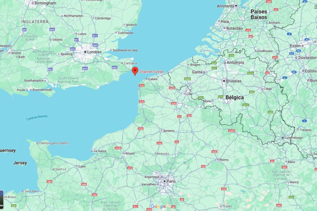 O Eurotúnel é uma das mais notáveis proezas da engenharia do século XX. Inaugurado em 6 de maio de 1994, este complexo de túneis sob o Canal da Mancha liga o Reino Unido à França, transformando o transporte e o comércio na Europa. O túnel subaquático mais longo do mundo funciona como uma artéria vital, operacional 24 horas por dia, 365 dias por ano.