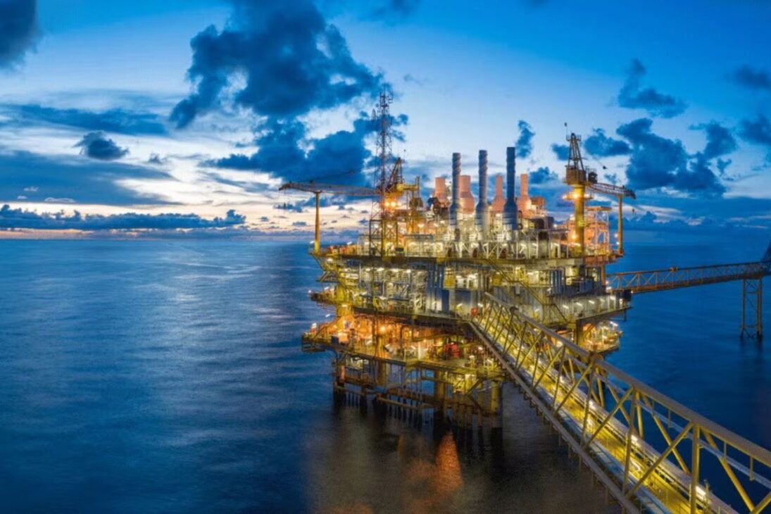 Os 37 bilhões de barris de petróleo do campo de Safaniya, a maior instalação offshore do mundo, que opera com centenas de plataformas interligadas