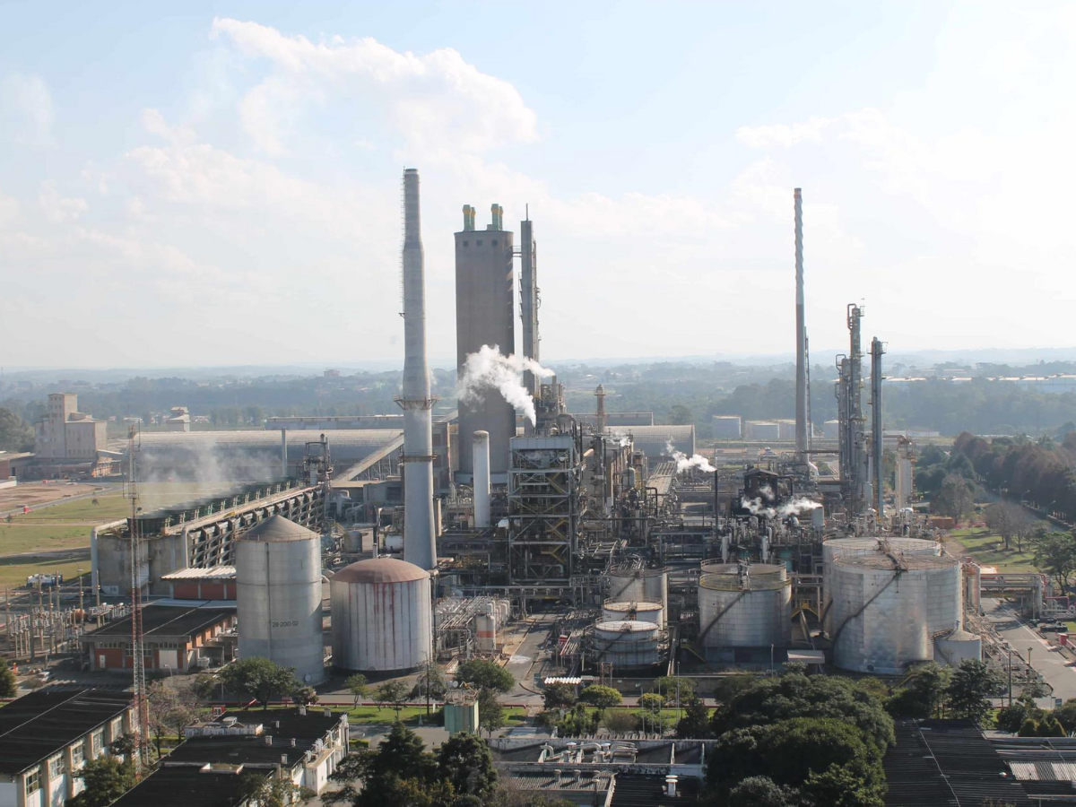 Na fábrica Ansa, Petrobras inicia produção de ARLA 32 e simboliza retomada industrial da unidade no Paraná.